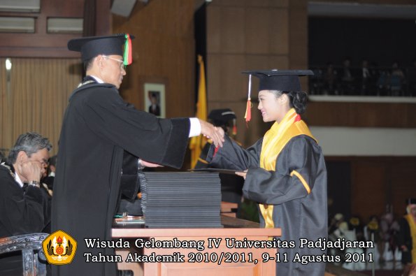 wisuda-fmipa-oleh-dekan-032