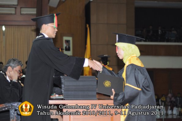 wisuda-fmipa-oleh-dekan-033