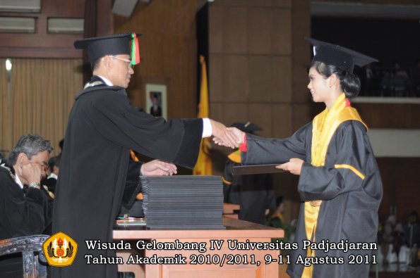 wisuda-fmipa-oleh-dekan-034