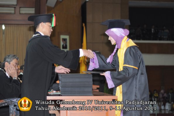 wisuda-fmipa-oleh-dekan-035