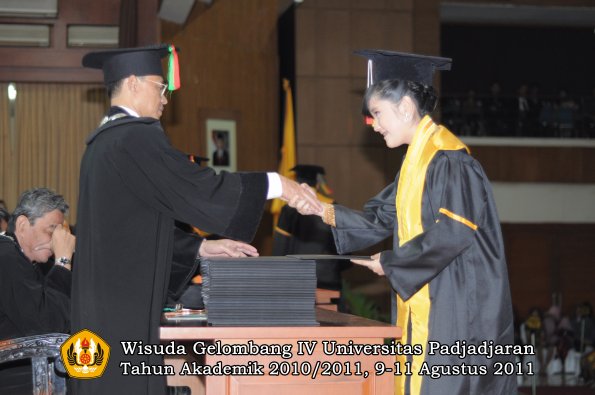 wisuda-fmipa-oleh-dekan-039