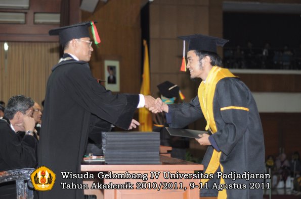 wisuda-fmipa-oleh-dekan-042