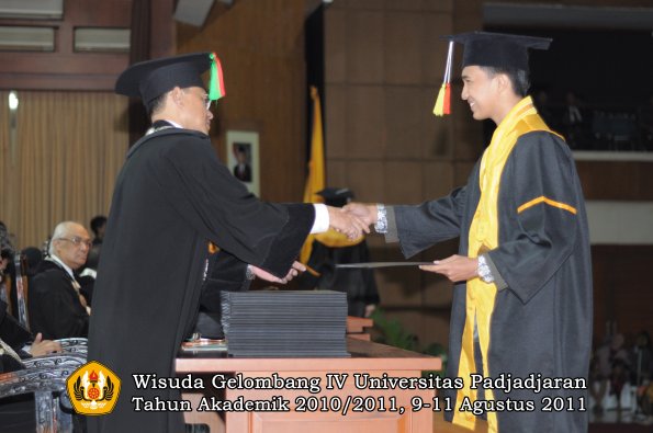 wisuda-fmipa-oleh-dekan-045