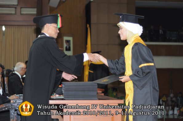 wisuda-fmipa-oleh-dekan-046