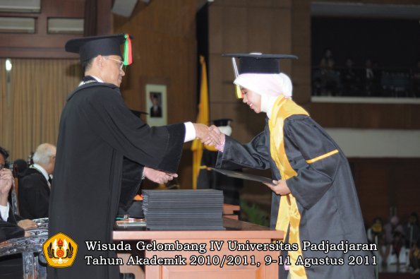 wisuda-fmipa-oleh-dekan-047