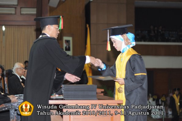 wisuda-fmipa-oleh-dekan-052