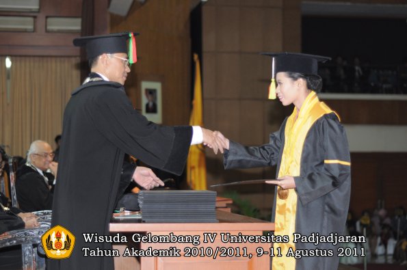 wisuda-fmipa-oleh-dekan-054