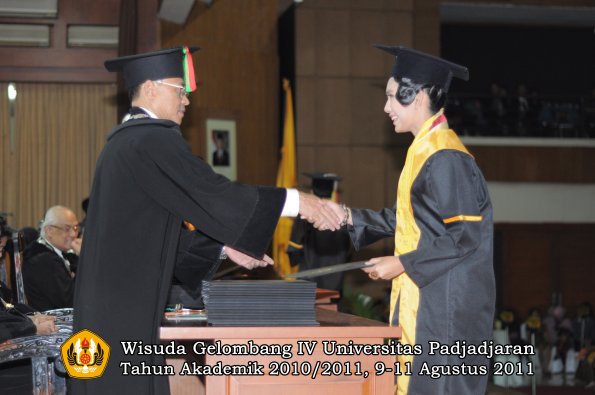 wisuda-fmipa-oleh-dekan-055