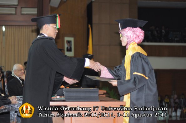 wisuda-fmipa-oleh-dekan-057