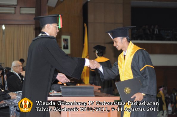 wisuda-fmipa-oleh-dekan-061