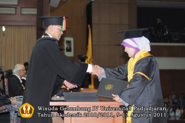 wisuda-fmipa-oleh-dekan-065