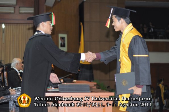 wisuda-fmipa-oleh-dekan-066