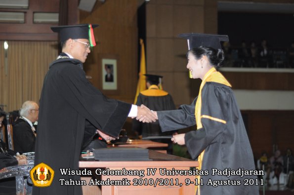 wisuda-fmipa-oleh-dekan-068