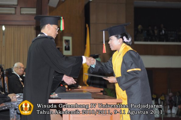 wisuda-fmipa-oleh-dekan-070