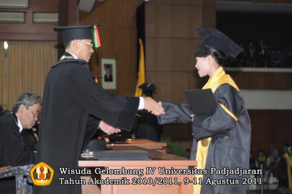 wisuda-fmipa-oleh-dekan-072