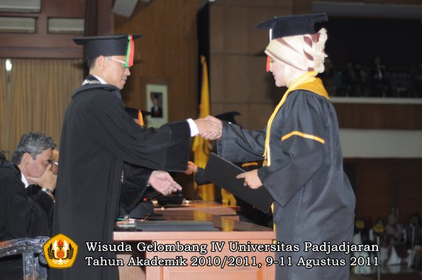 wisuda-fmipa-oleh-dekan-076