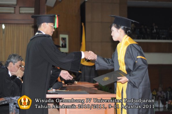 wisuda-fmipa-oleh-dekan-078