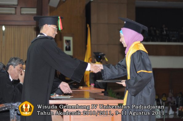 wisuda-fmipa-oleh-dekan-081