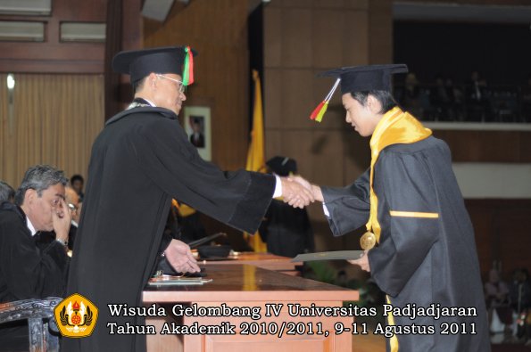 wisuda-fmipa-oleh-dekan-082