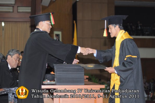 wisuda-fmipa-oleh-dekan-083