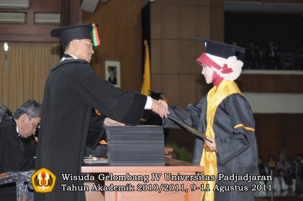 wisuda-fmipa-oleh-dekan-084