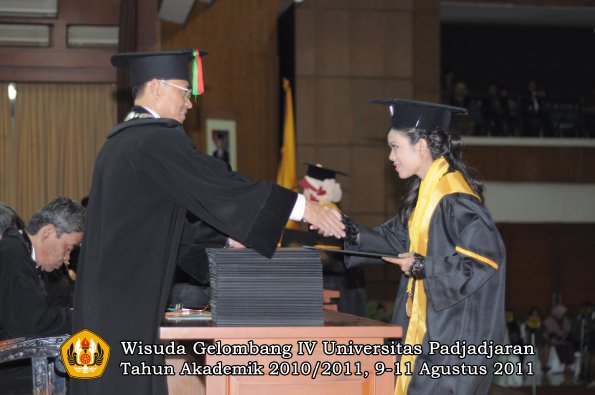 wisuda-fmipa-oleh-dekan-085