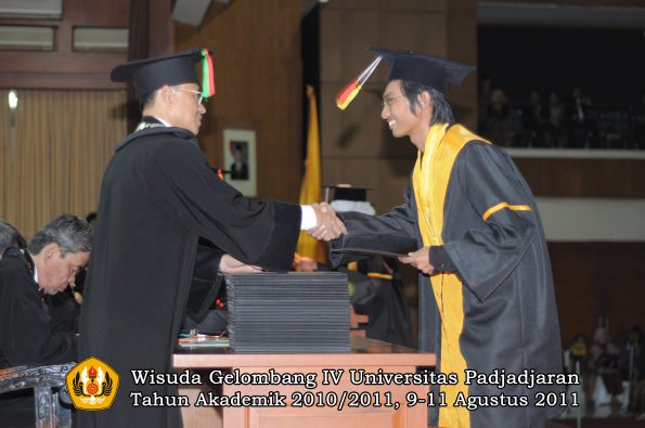 wisuda-fmipa-oleh-dekan-087