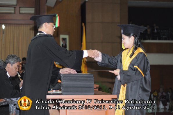 wisuda-fmipa-oleh-dekan-088