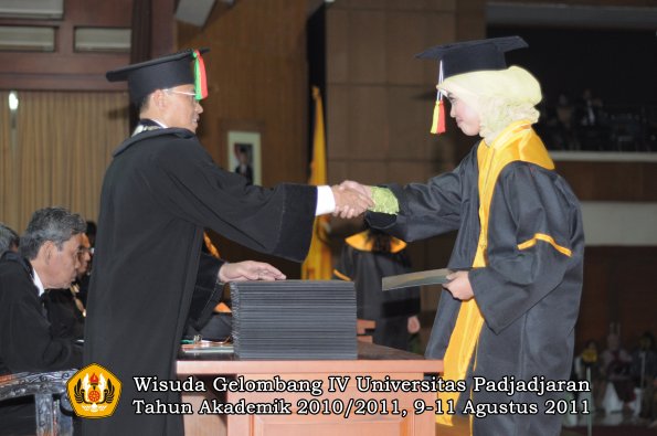 wisuda-fmipa-oleh-dekan-089