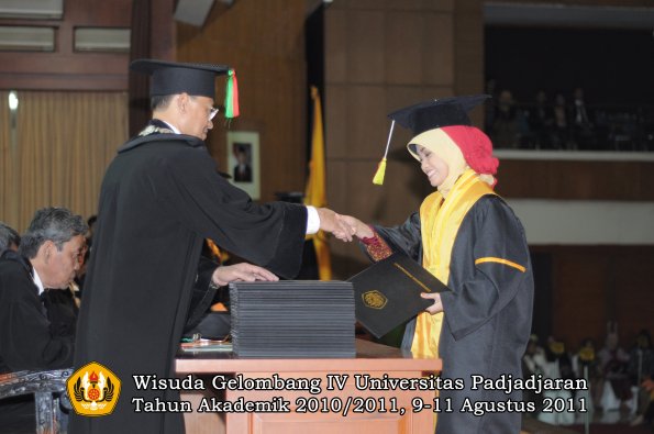 wisuda-fmipa-oleh-dekan-090