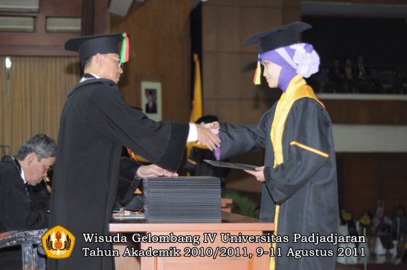 wisuda-fmipa-oleh-dekan-092