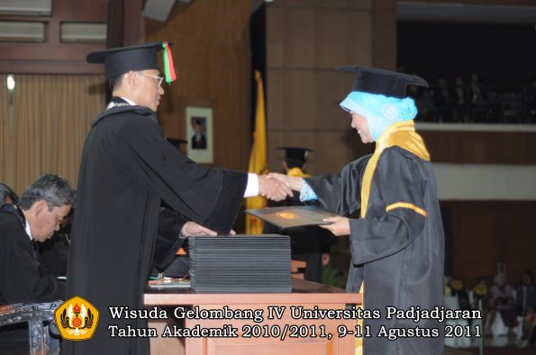 wisuda-fmipa-oleh-dekan-094