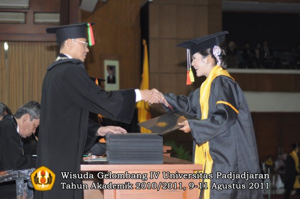 wisuda-fmipa-oleh-dekan-096