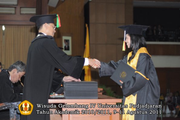 wisuda-fmipa-oleh-dekan-098