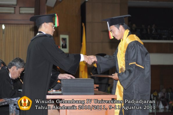 wisuda-fmipa-oleh-dekan-099