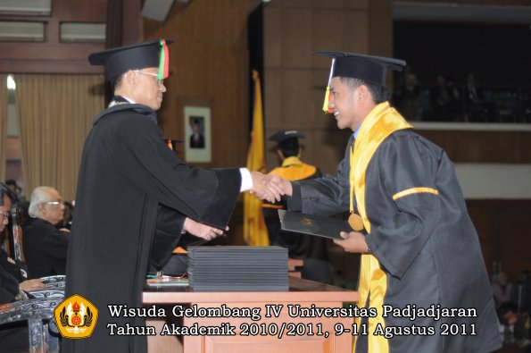 wisuda-fmipa-oleh-dekan-103