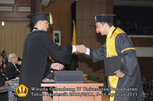 wisuda-fmipa-oleh-dekan-104