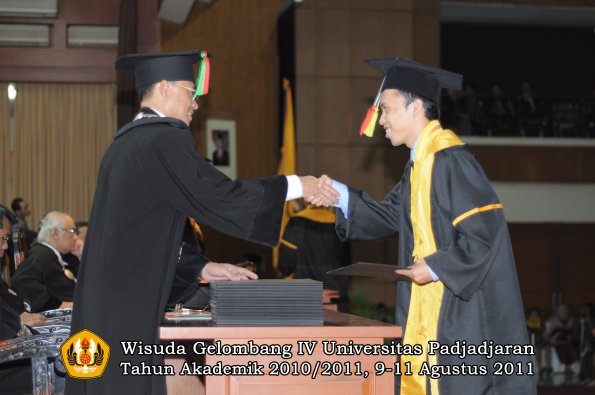 wisuda-fmipa-oleh-dekan-106