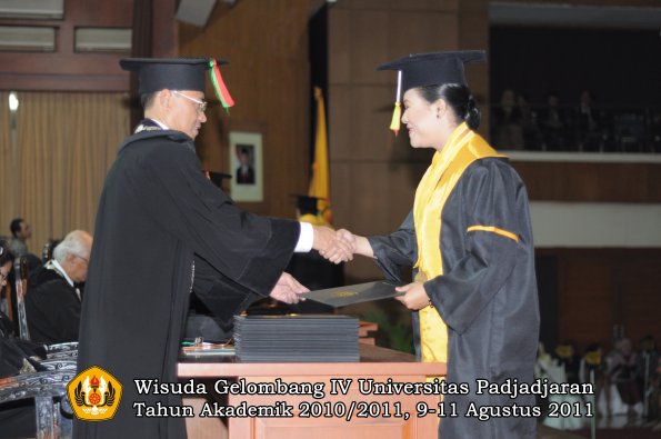 wisuda-fmipa-oleh-dekan-109