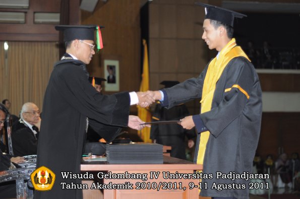 wisuda-fmipa-oleh-dekan-110