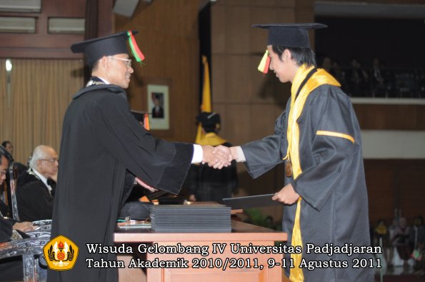 wisuda-fmipa-oleh-dekan-111