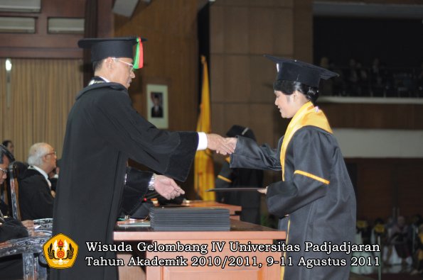 wisuda-fmipa-oleh-dekan-115