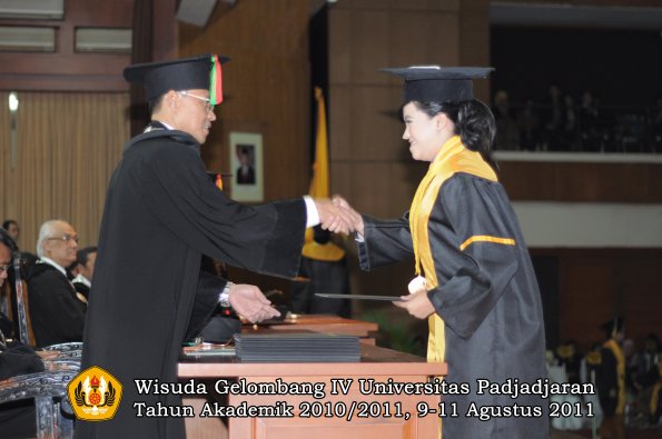 wisuda-fmipa-oleh-dekan-120