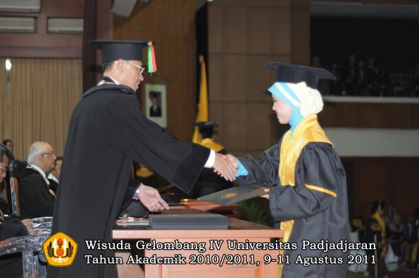 wisuda-fmipa-oleh-dekan-123