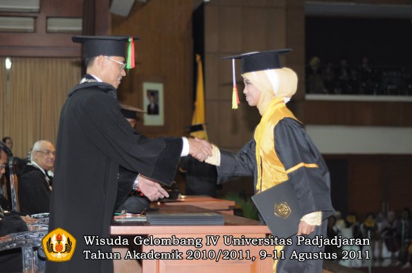 wisuda-fmipa-oleh-dekan-126