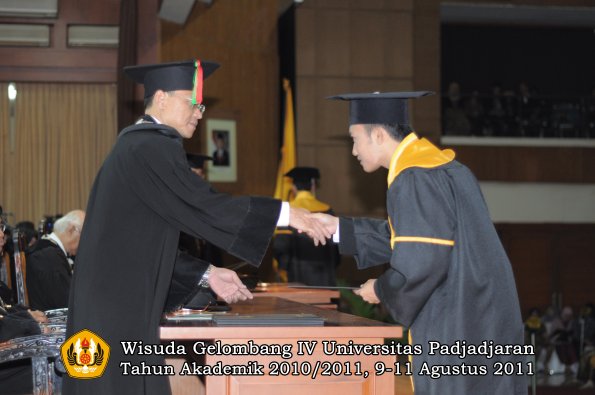 wisuda-fmipa-oleh-dekan-130