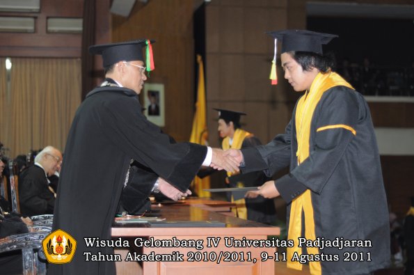 wisuda-fmipa-oleh-dekan-132