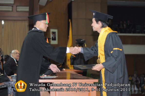 wisuda-fmipa-oleh-dekan-134