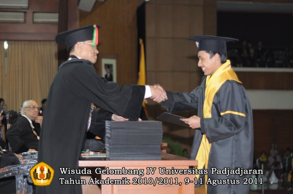 wisuda-fmipa-oleh-dekan-136