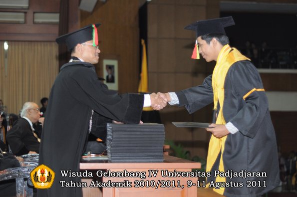 wisuda-fmipa-oleh-dekan-137